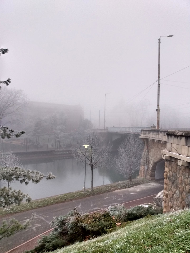 Brücke über den Fluss im Nebel