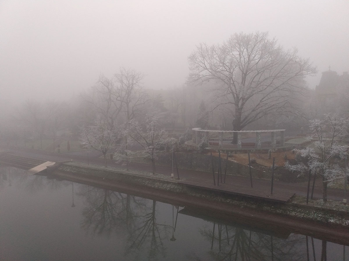 Rondell am Fluss versinkt im Nebel
