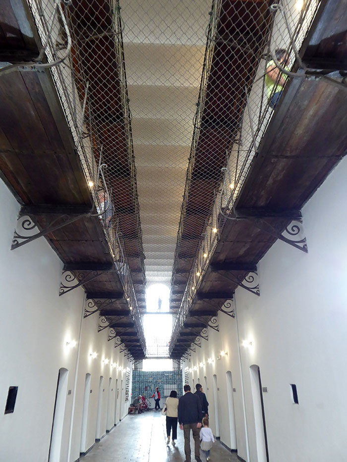 Gefängnisflur mit zwei Gängen in den oberen Etagen