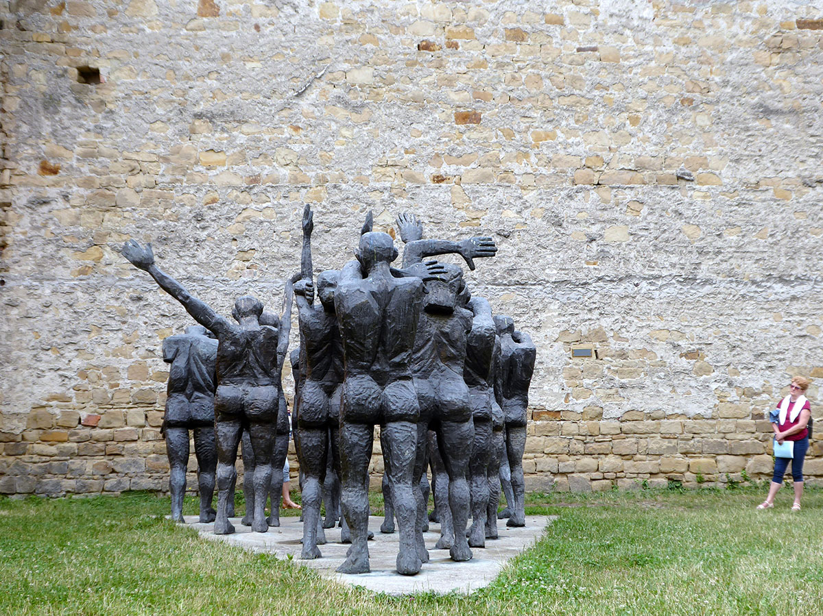 Mahnmal mit nackten Bronzefiguren im Hof