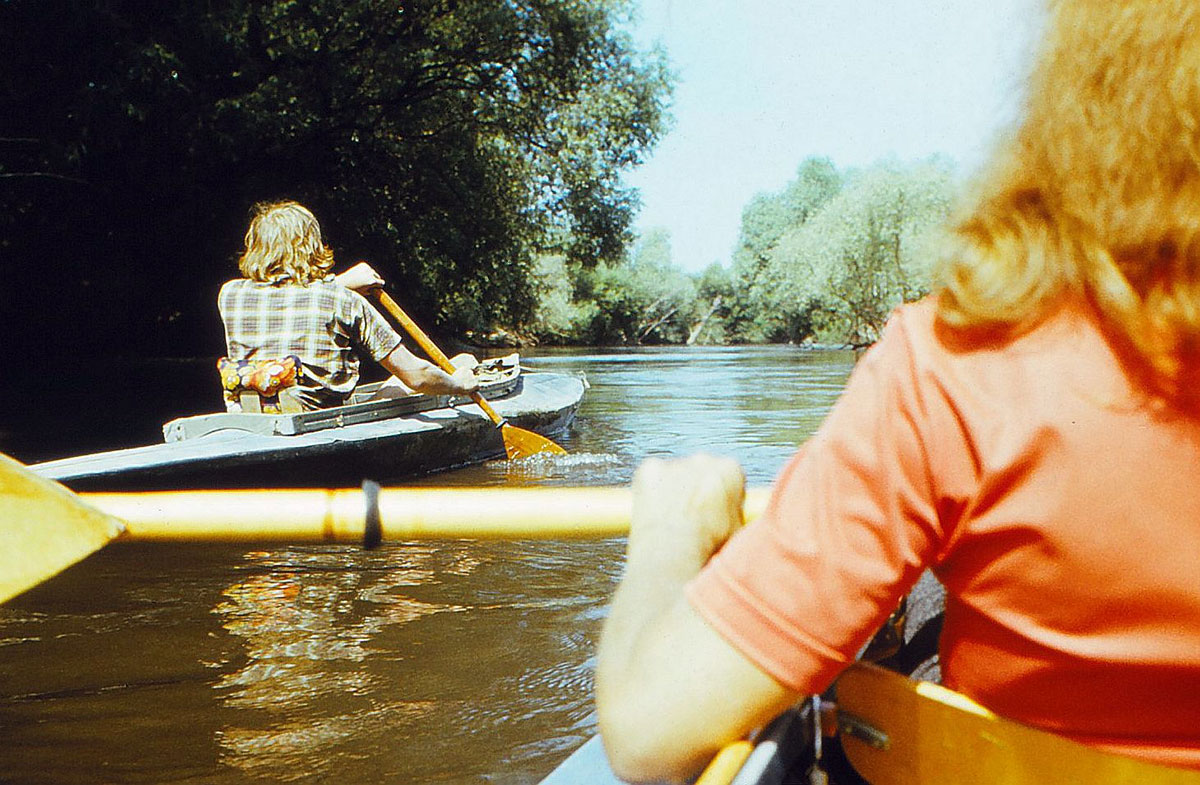 Paddler paddelt auf dem Fluss Olt