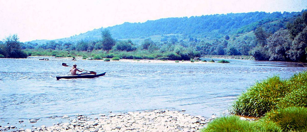 Paddelboot in der Mitte des Flusses