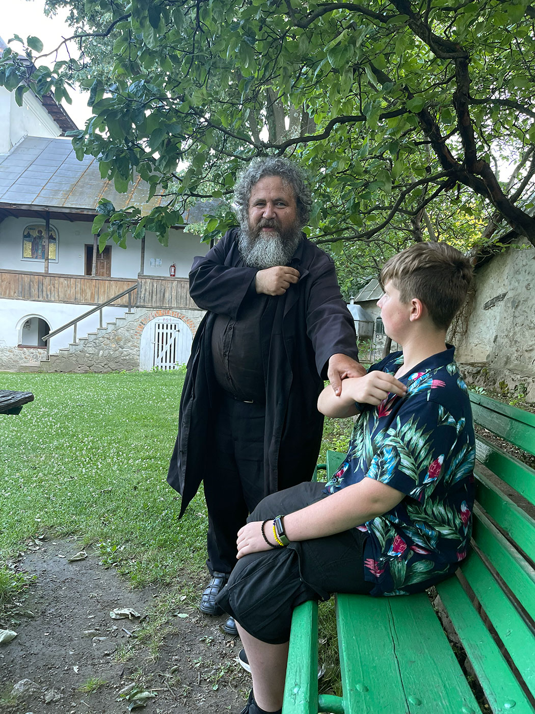 Bela im Klostergarten mit einem Mönch