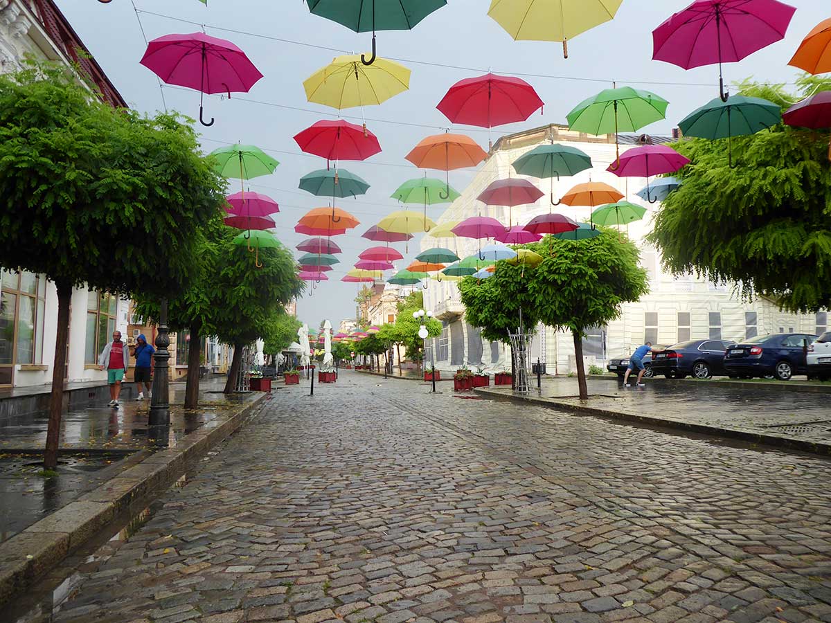 Straße mit Schirmen