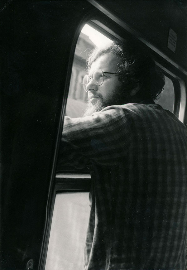 Mann steht am Zugfenster