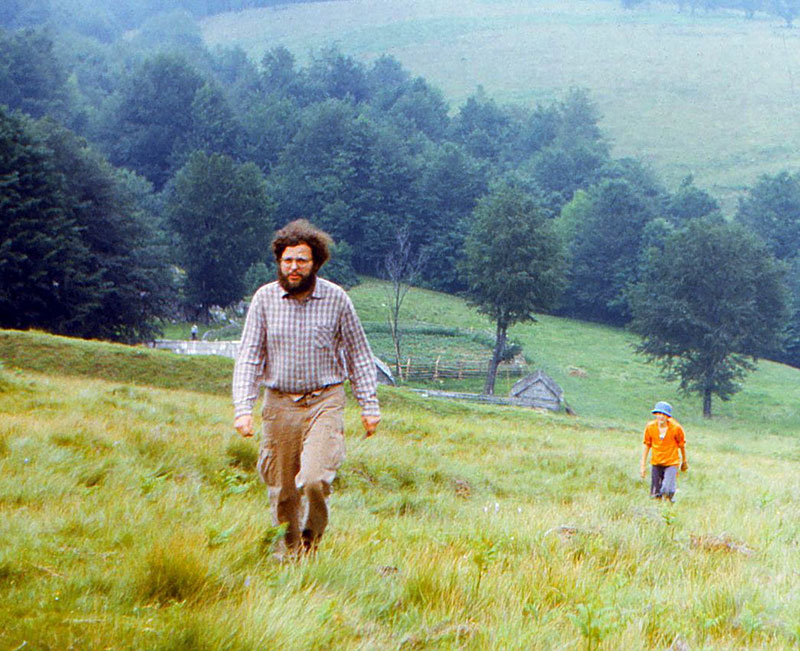 Männer gehen auf einer Bergwiese