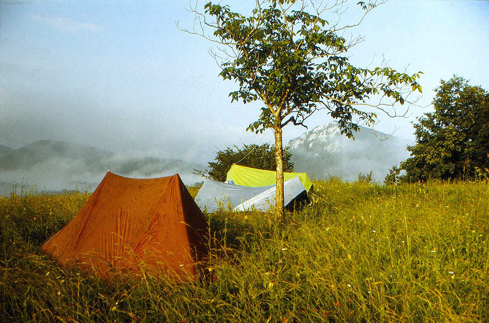 Zelte auf Bergwiese