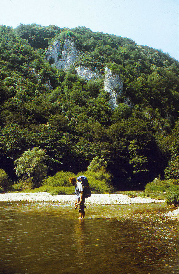 Wanderer durchqueren einen Fluss