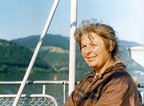 Frau des Autors auf Schiff in Donaulandschaft