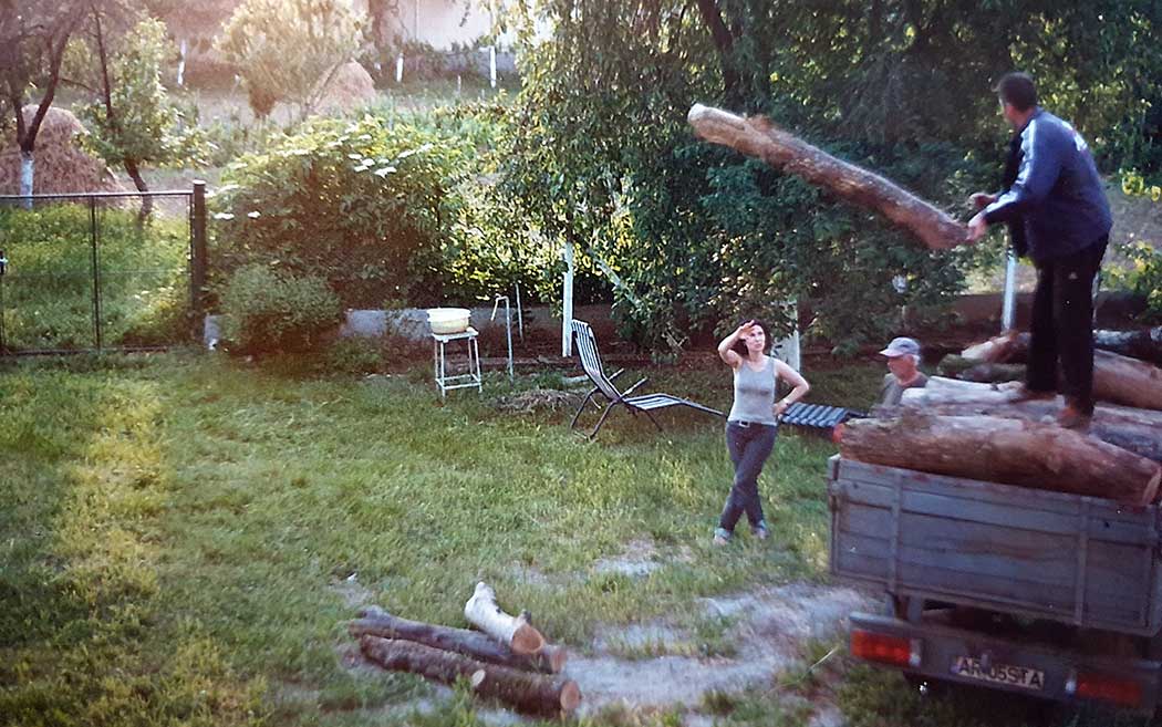 Holzlaster wird entladen
