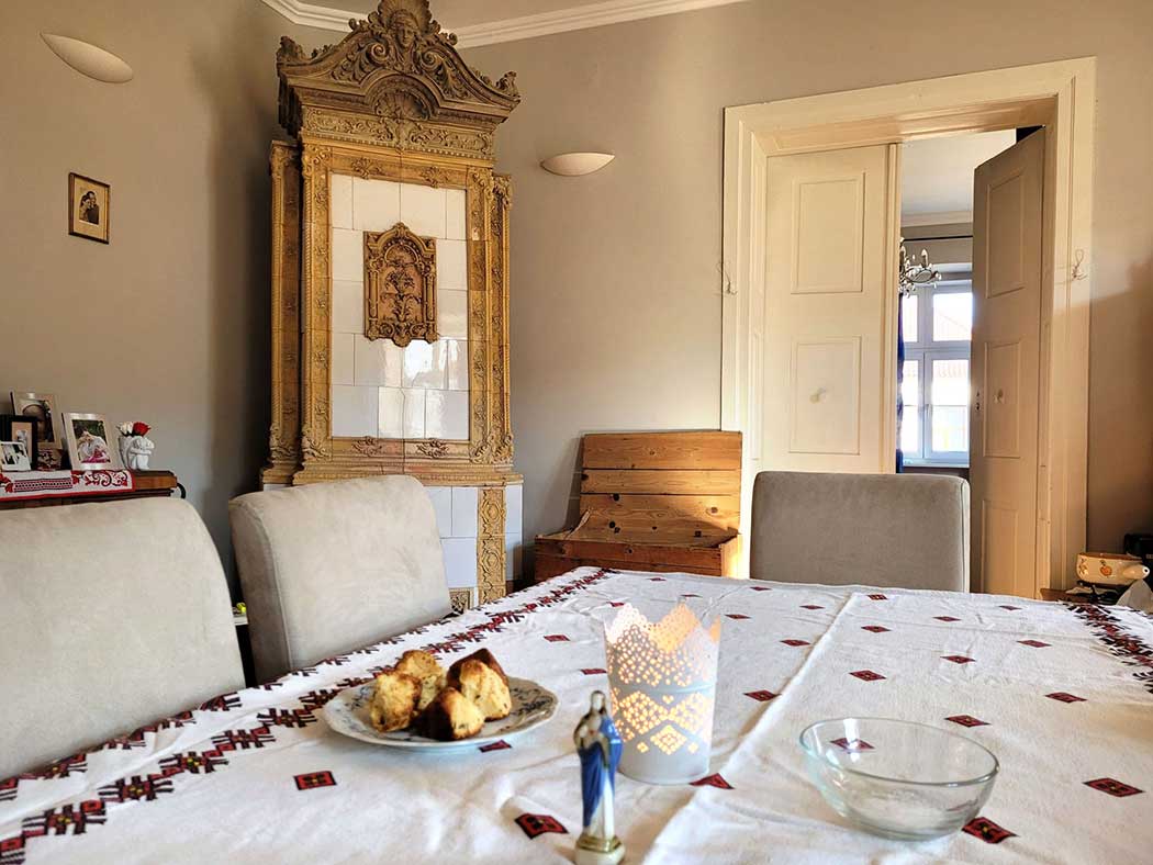 Tisch mit Salz und Brot und einer Kerze