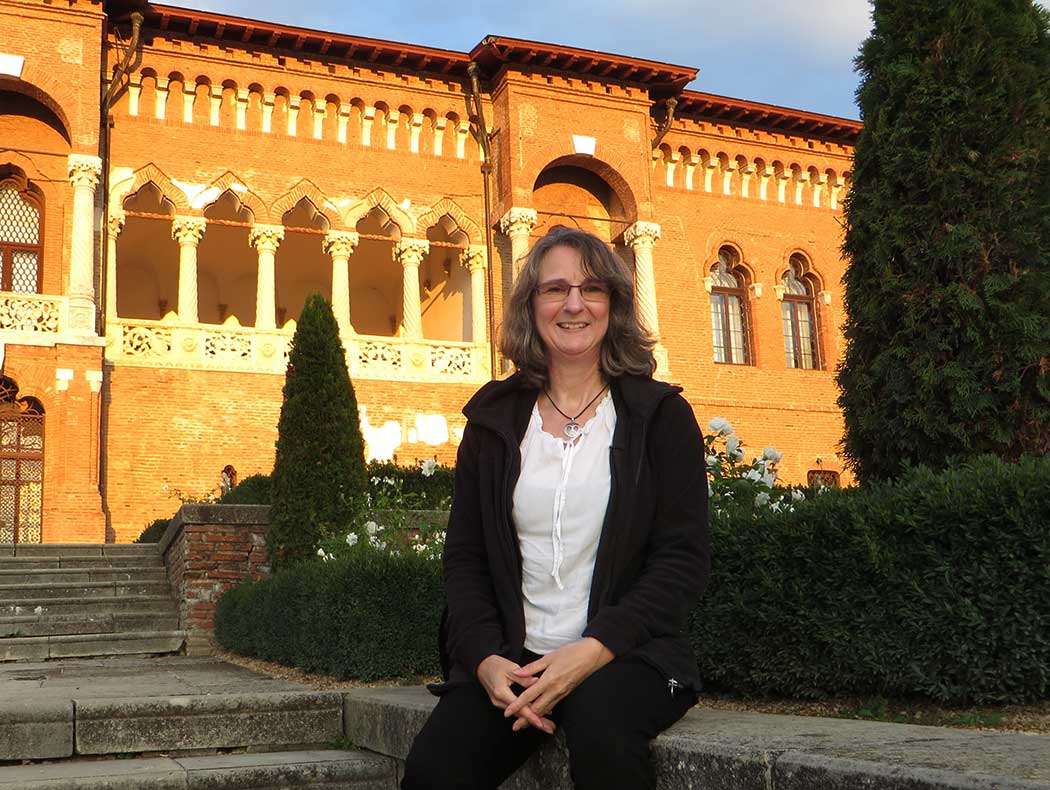 Autorin vor einem historischem Gebäude