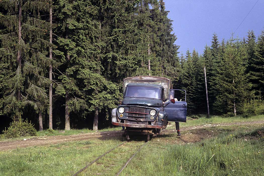 Dampflokzug an einem Verladeplatz