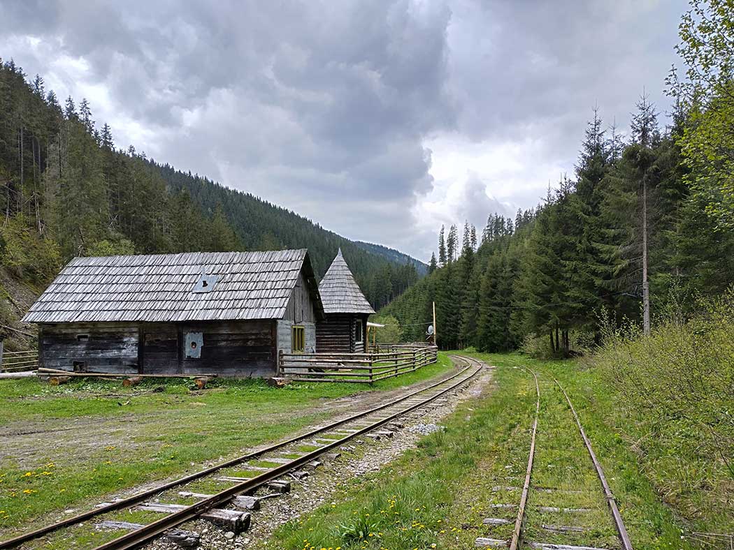 Holzgebäude neben Gleisen
