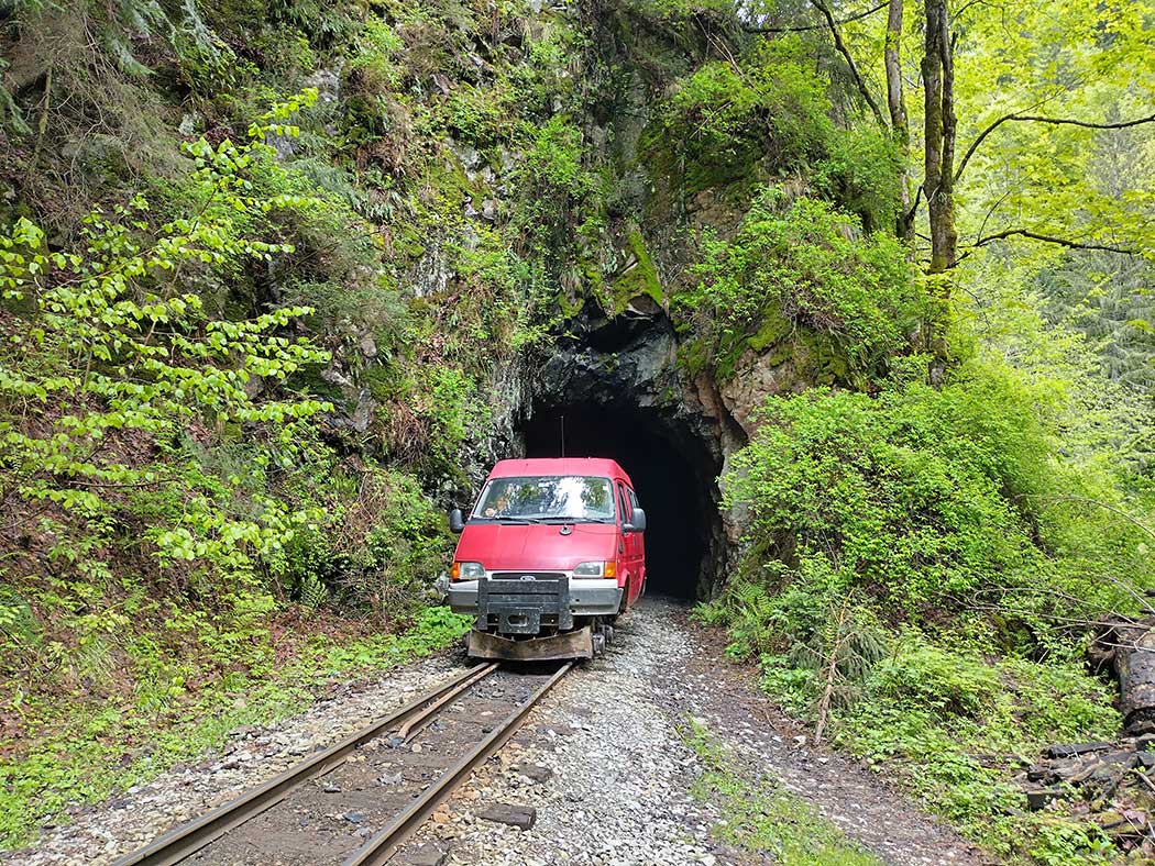 Autodraisine nach Tunnelausgang