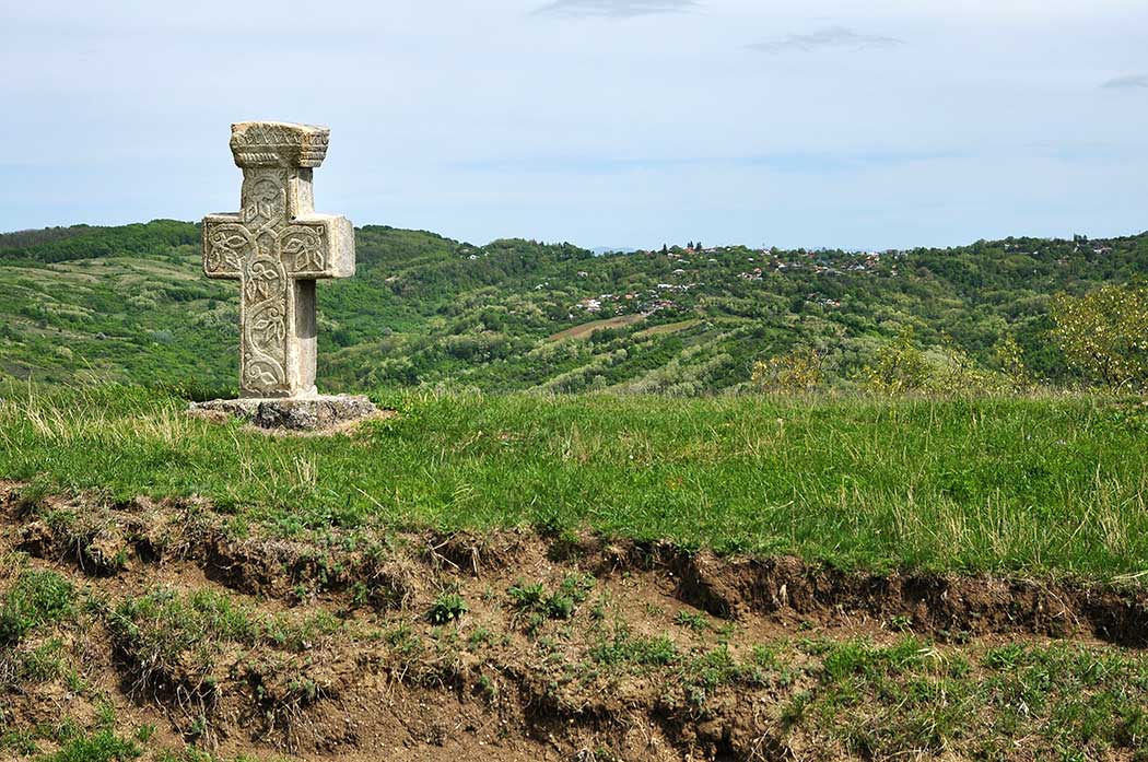 Kreuz auf einem Hügel