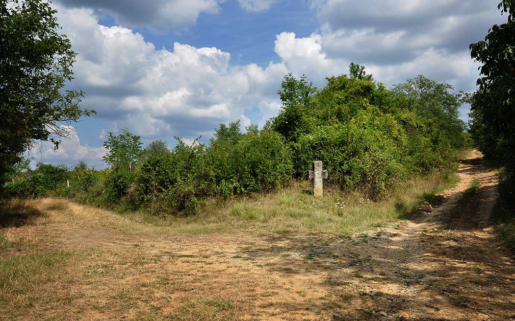 Kreuz an einer Wegkreuzung