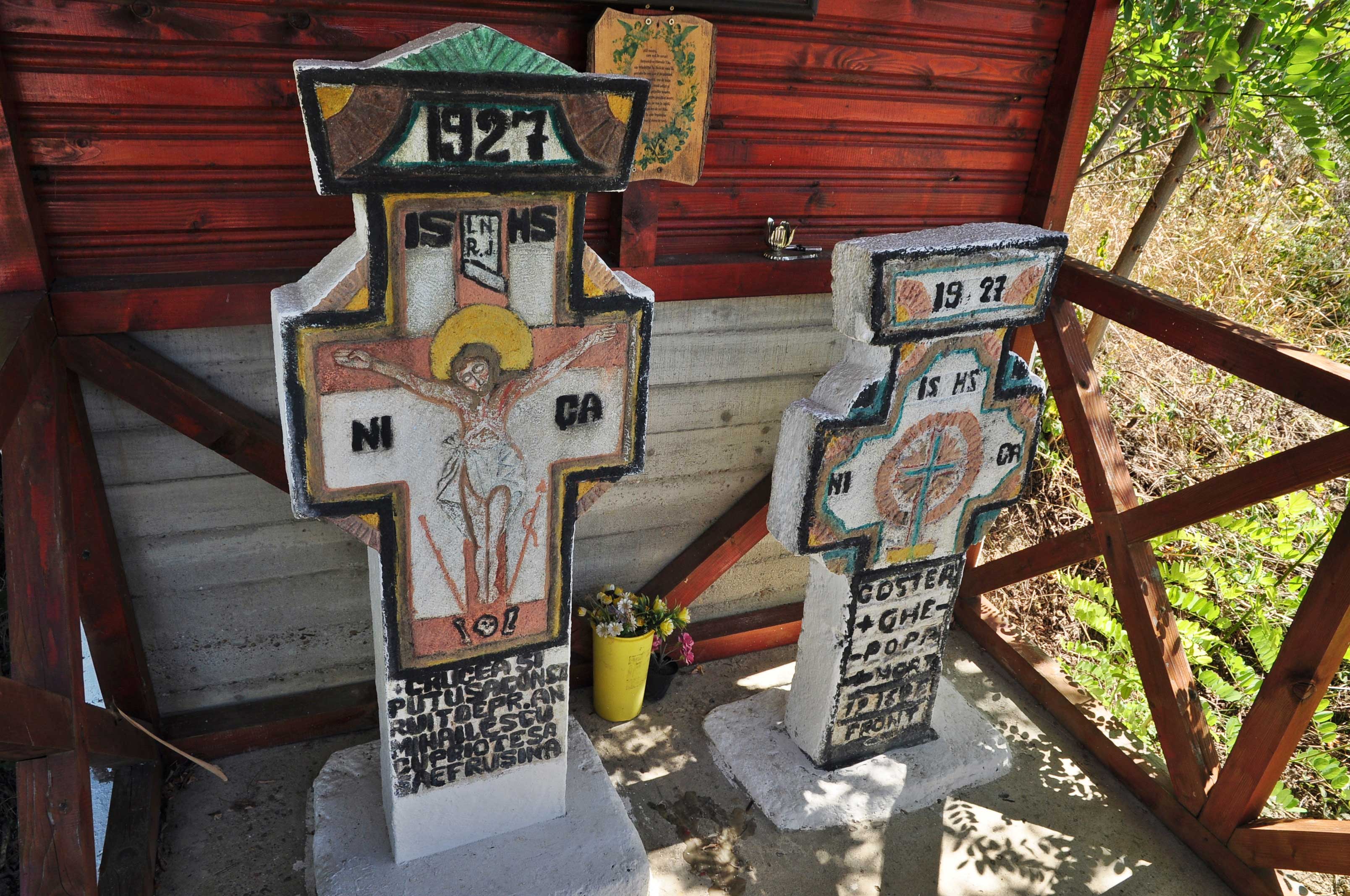 zwei überdachte Kreuze nebeneinander