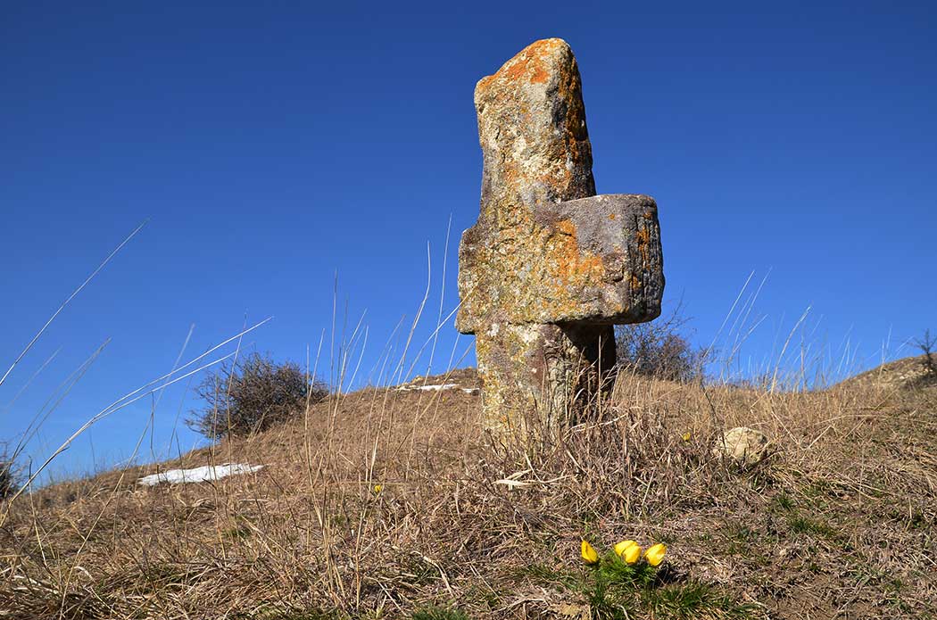 Kreuz auf einer Wiese