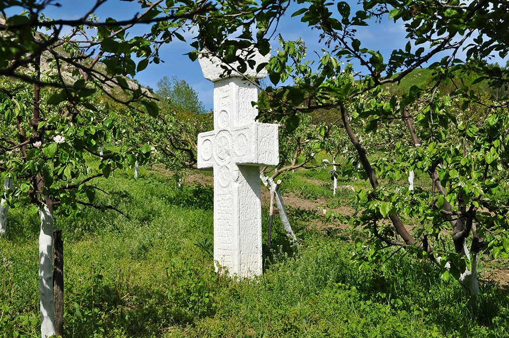 Kreuz zwischen Bäumen