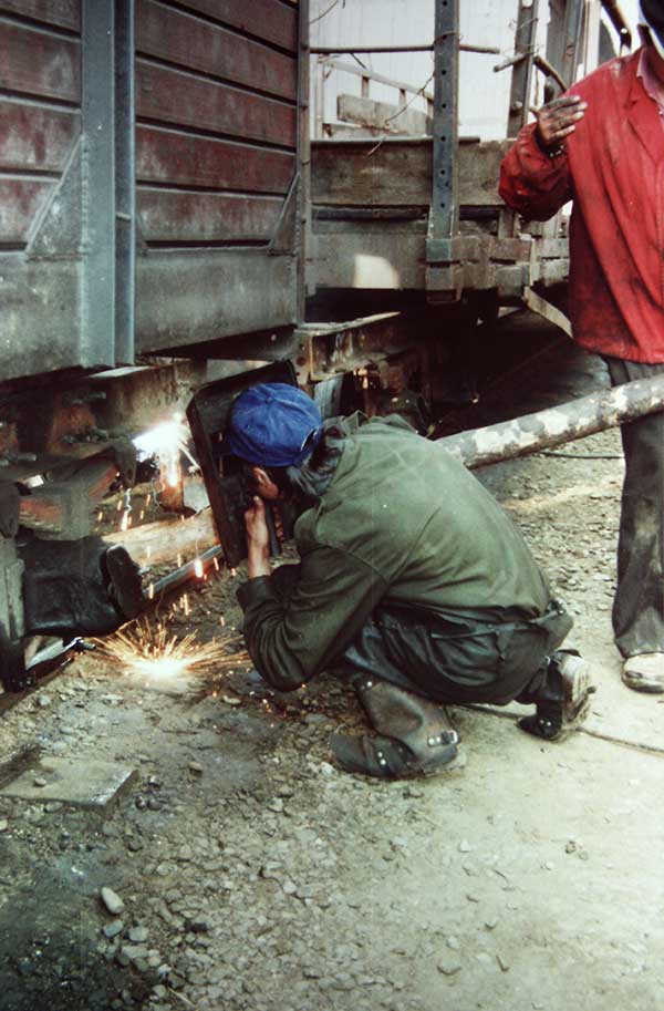 Mann schweißt an einem Waggon