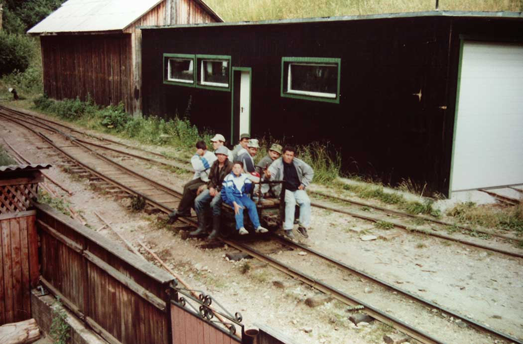 Draisinen mit Menschen besetzt