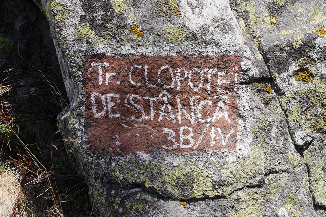 Schrift auf einem Felsen