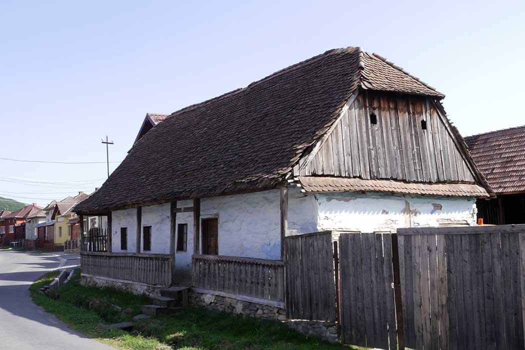 altes Haus an einer Dorfstraße
