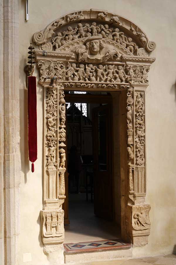 verzierter Türrahmen