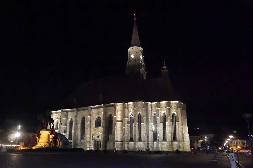 angestrahlte Kirche bei Nacht