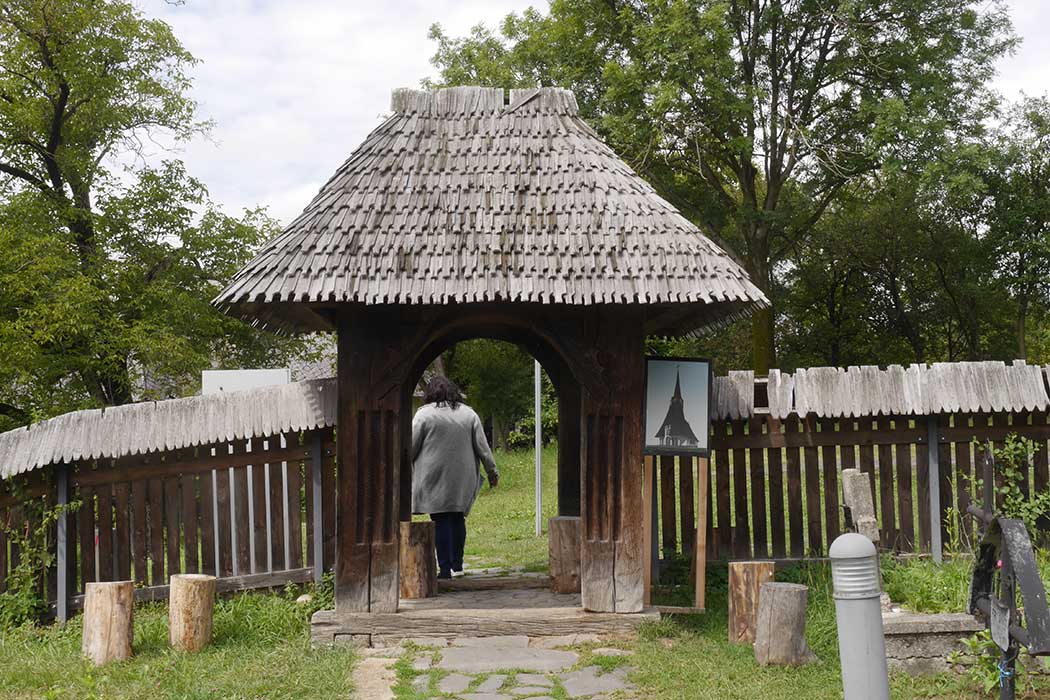 überdachter Holzeingang