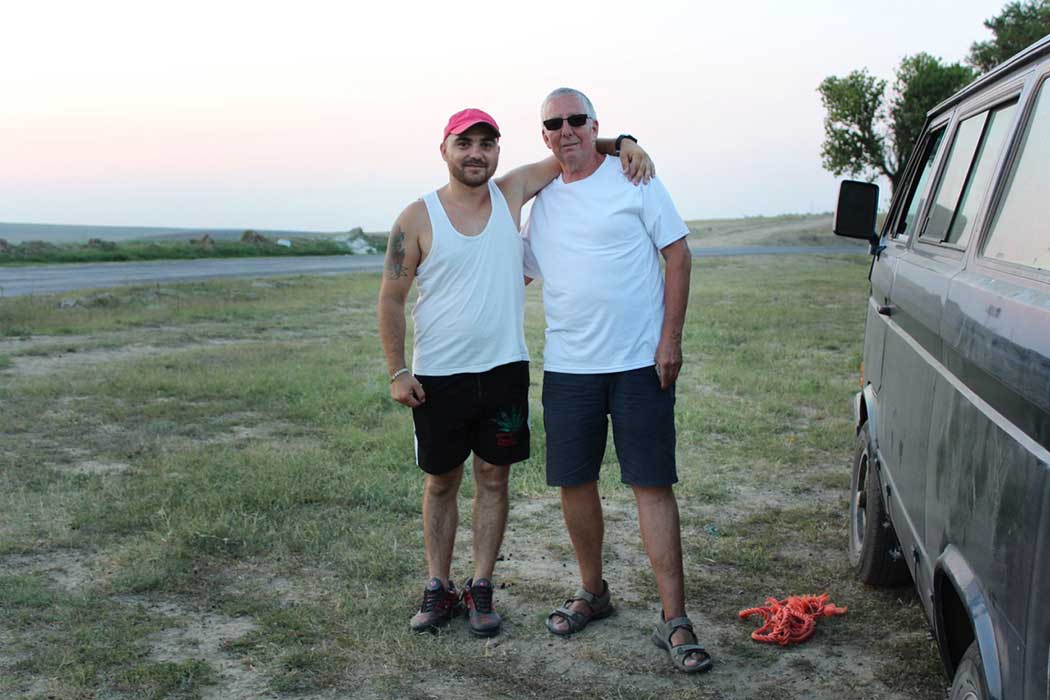2 Menschen stehen neben dem Auto