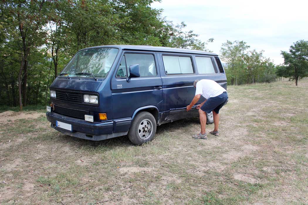 Mann befestigt abgefallenes Blech