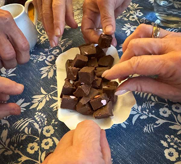 Finger greifen nach den Süßigkeiten