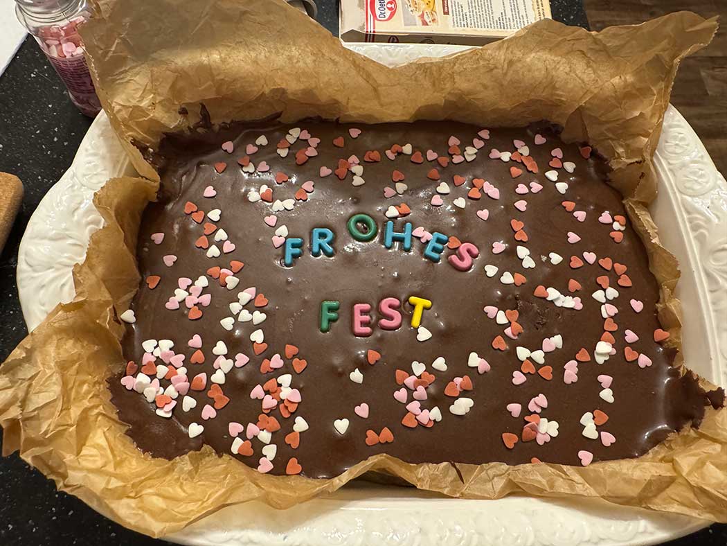 Kuchen mit Herzen und Schriftzug