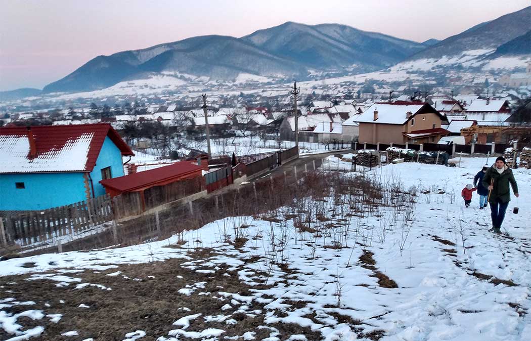 verschneites Dorf in Berglandschaft