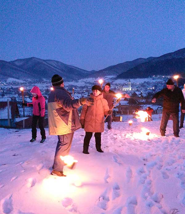 Menschen mit Fackeln