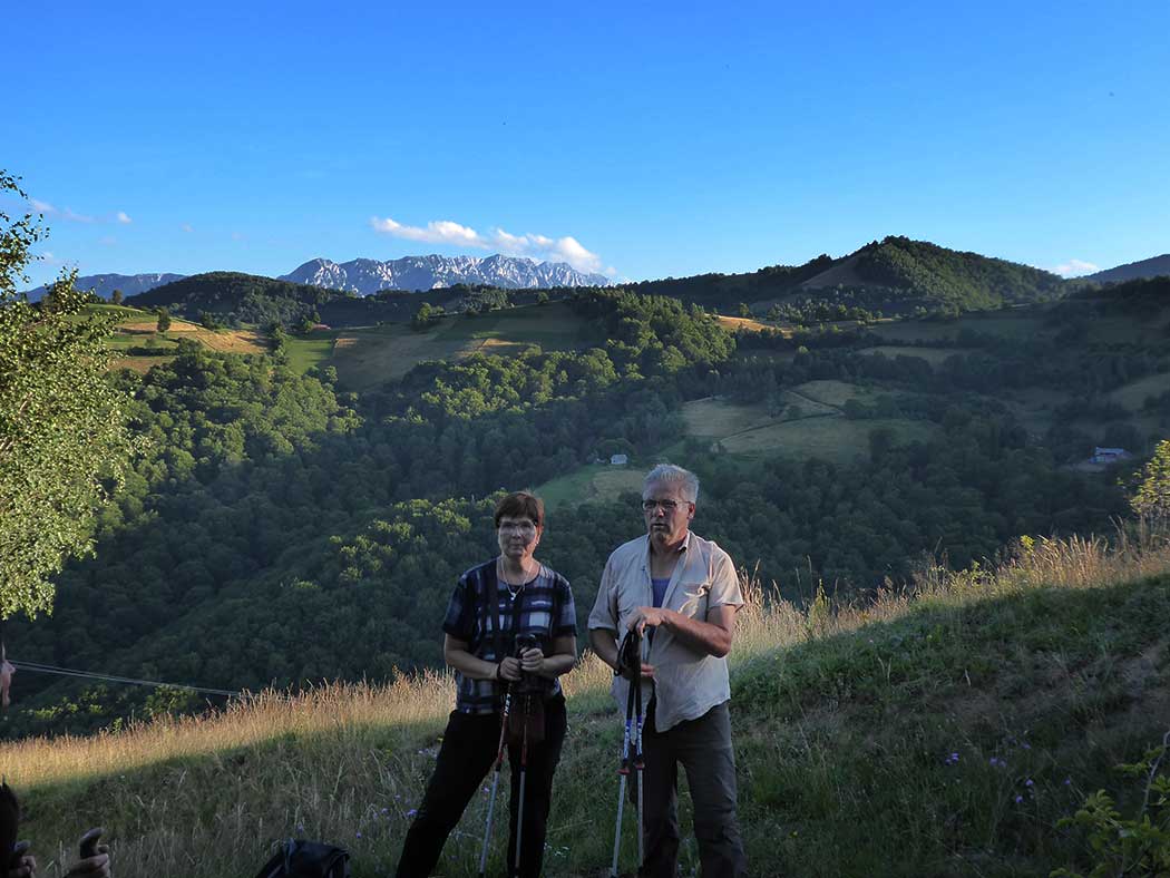 Paar vor Gebirgslandschaft