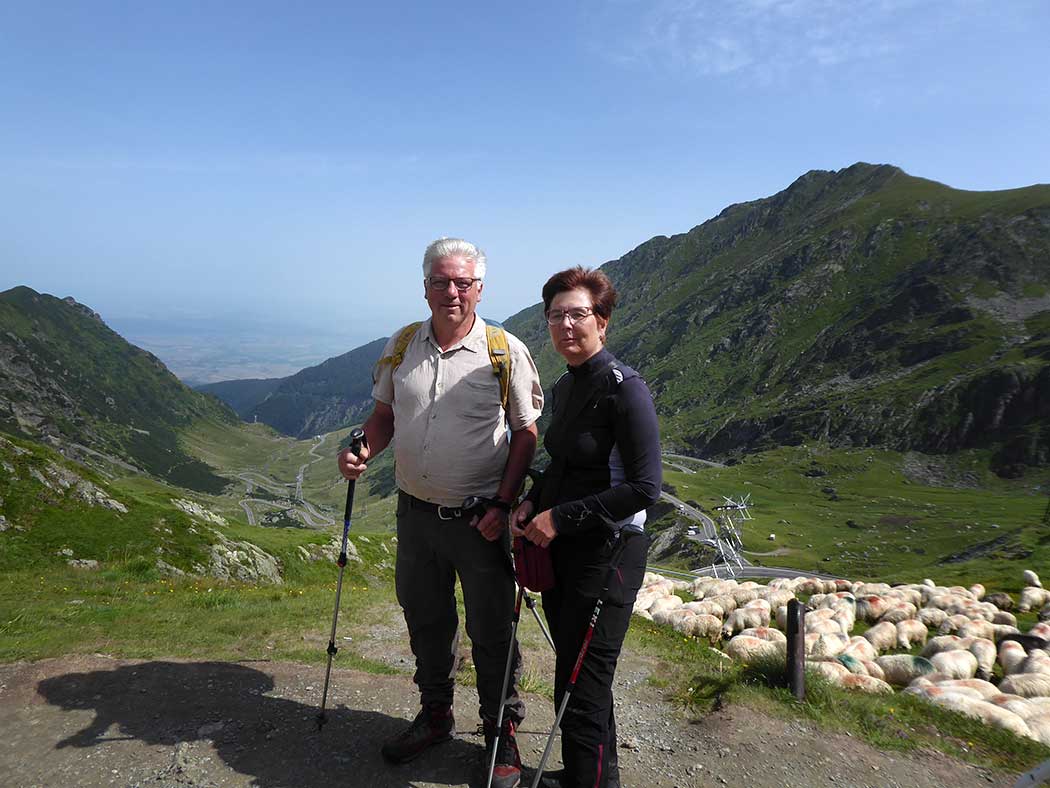 Paar vor Bergpanorama
