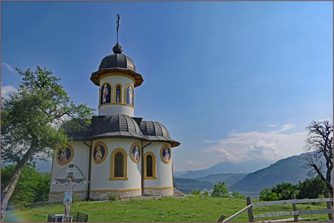 Kirche vor Berglandschaft