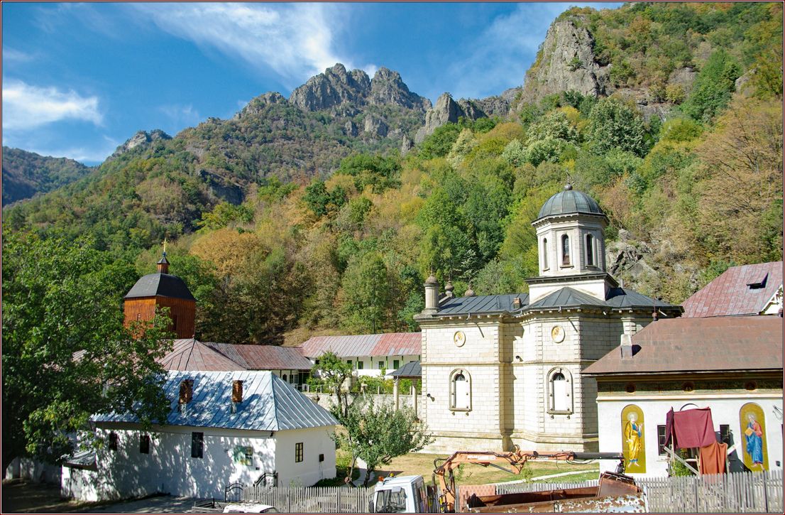Klosteranlage vor Berglandschaft