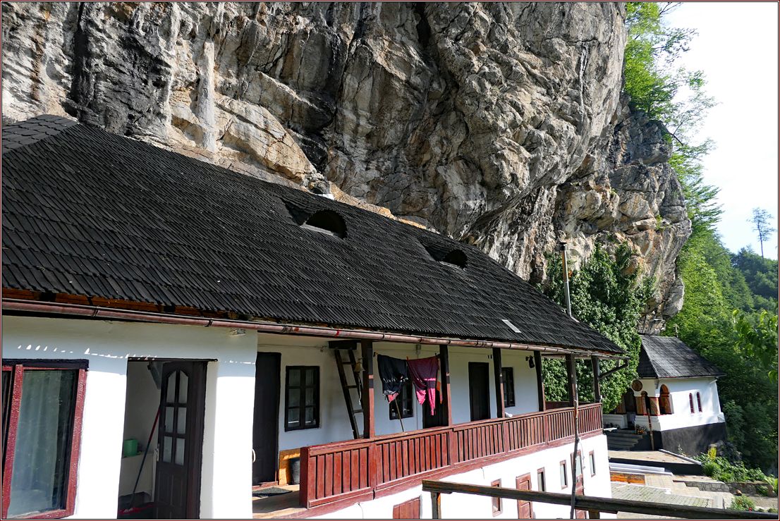 Haus vor einer Felswand