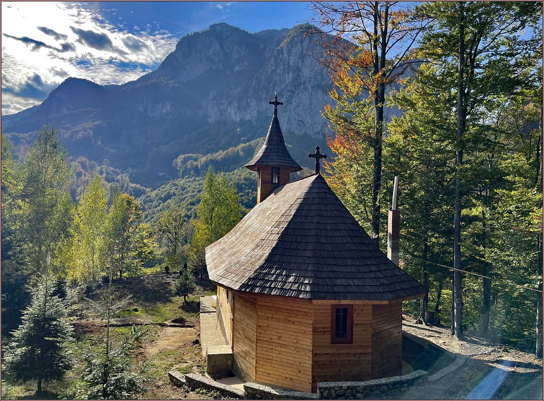 Holzkirche vor Berglandschaft