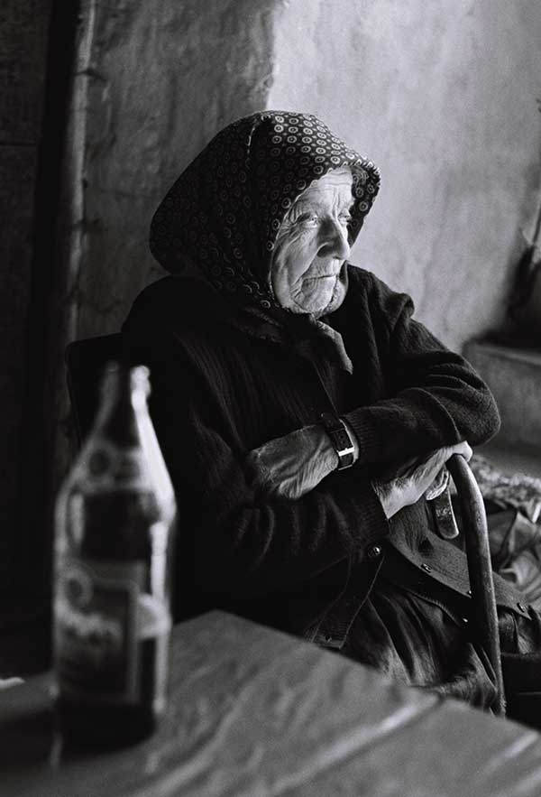 Frau sitzt neben einem Tisch