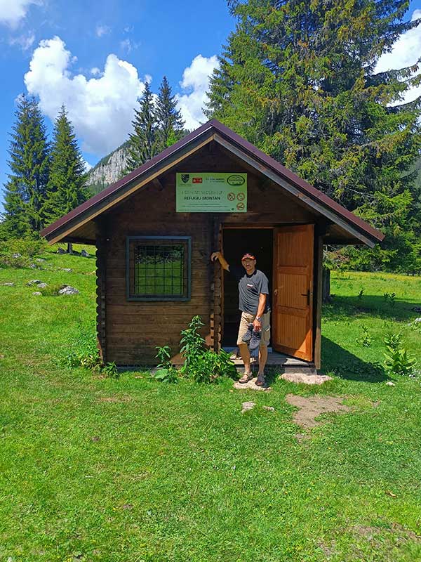 Stefan klettert in einer Felswand