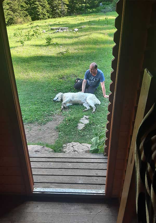 Stefan streichelt einen Hund