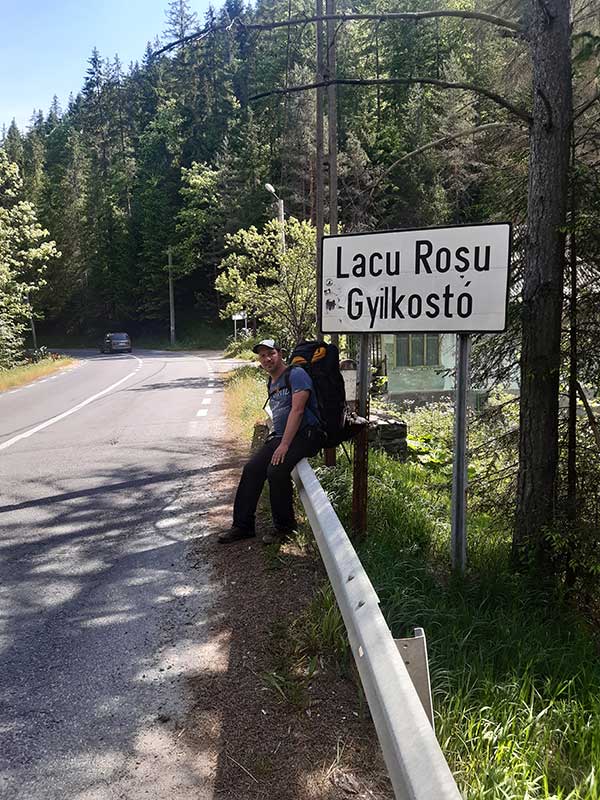 Stefan sitzt an einer Straße