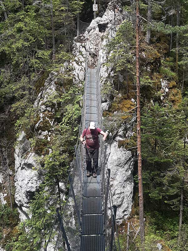 Stefan auf einer Hängebrücke