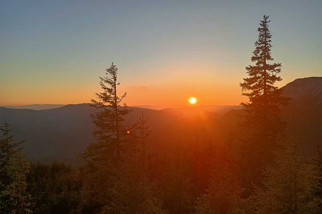 Sonnenuntergang über Bergmassiv