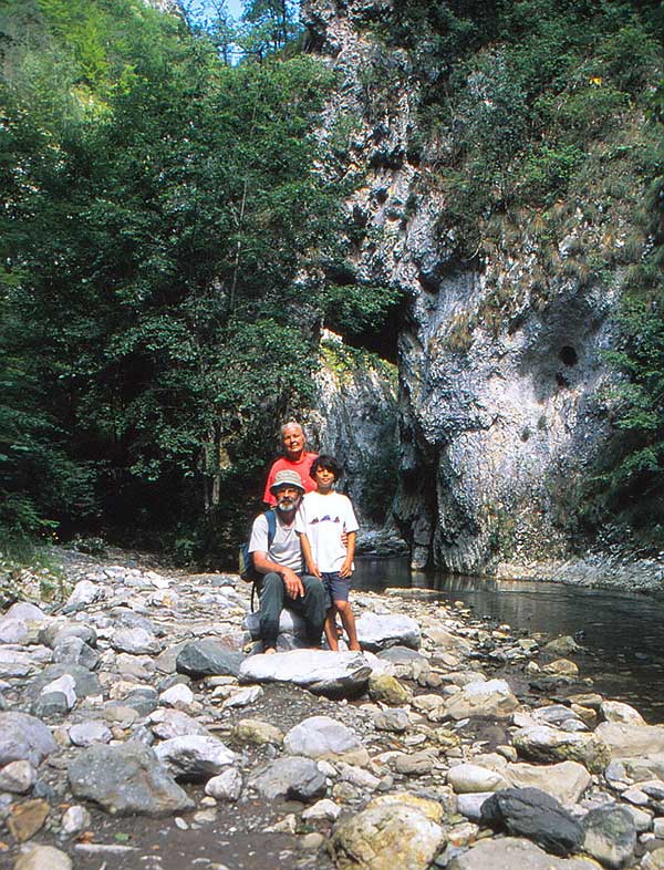Familienfoto vor einem Fluss